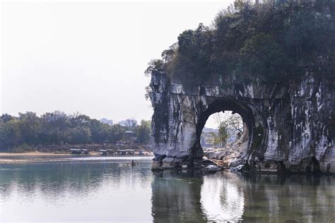 桂林象鼻公園玩多久：在探索自然之美之余，我們是否能更深入地理解其背后的文化與歷史？